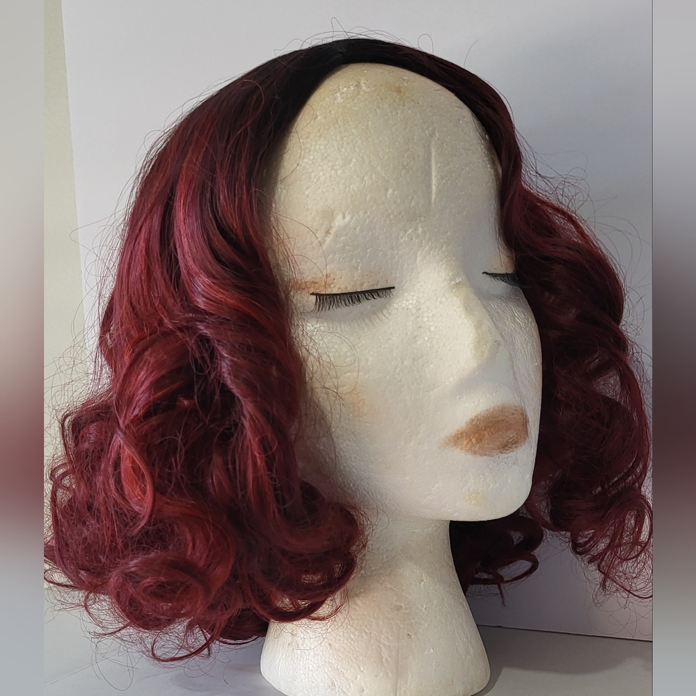 🚨Chic Burgundy Curly Wig.